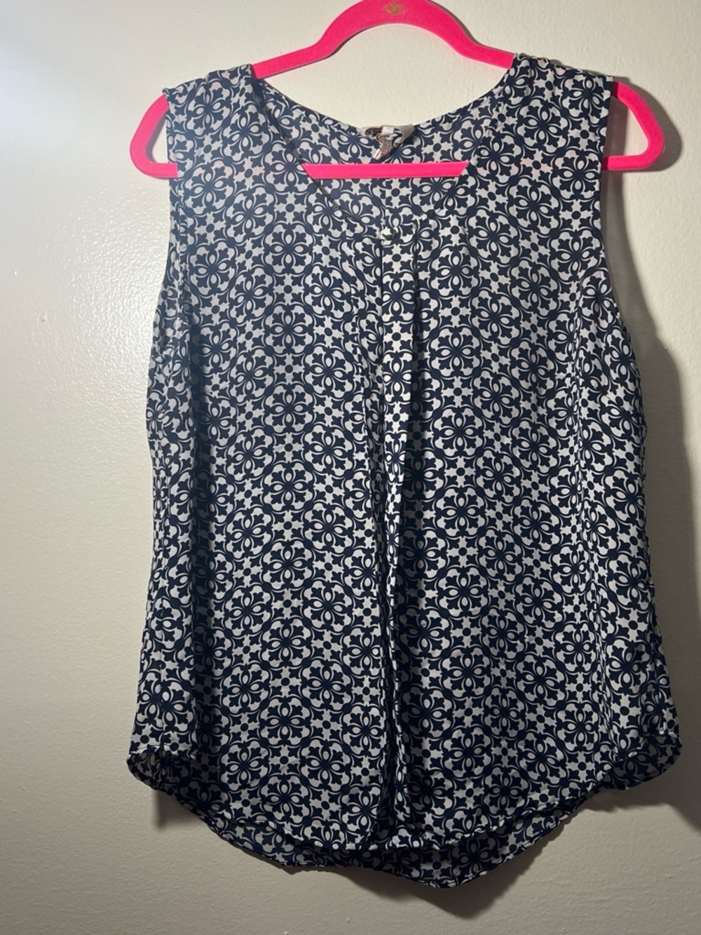 Laundry By Shelli Segal Navy and White Sleeveless Patterned Camisole
